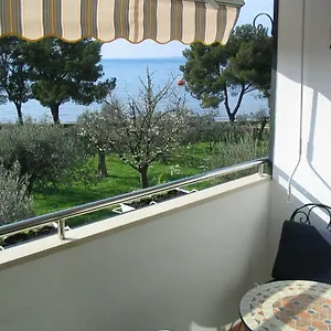 apartment-oliva-with-sea-view.pula-hotels.org/
